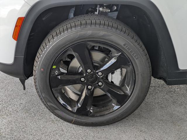 Photo of 2025 Bright White Clearcoat Jeep Grand Cherokee
