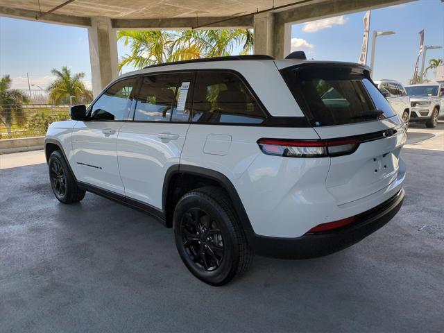 Photo of 2025 Bright White Clearcoat Jeep Grand Cherokee
