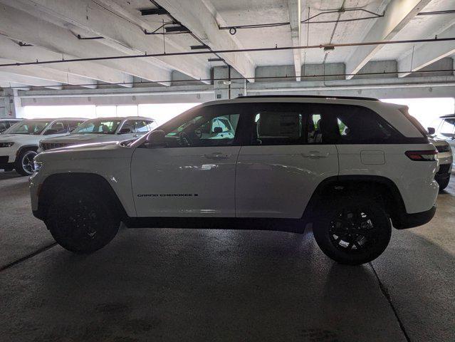 Photo of 2025 Bright White Clearcoat Jeep Grand Cherokee