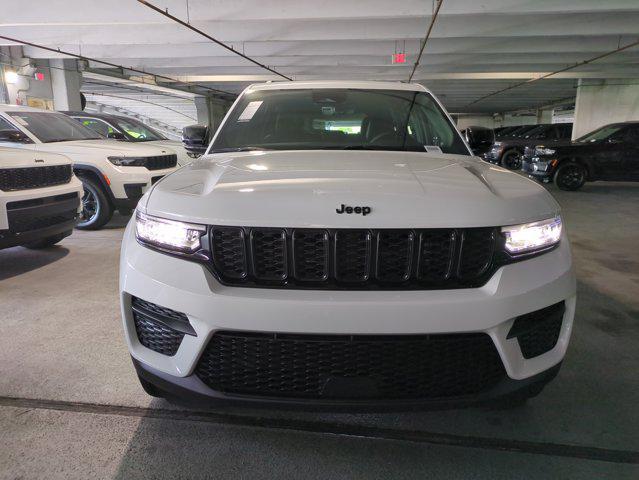 Photo of 2025 Bright White Clearcoat Jeep Grand Cherokee