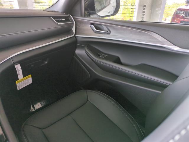Photo of 2025 Bright White Clearcoat Jeep Grand Cherokee
