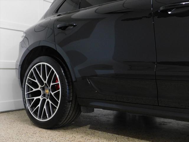 Photo of 2021 Jet Black Metallic Porsche Macan