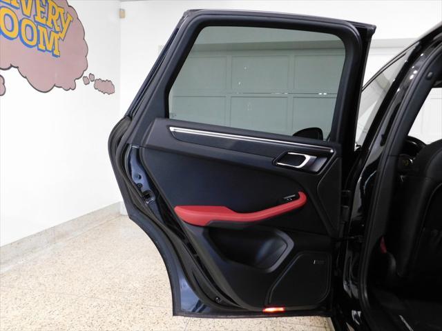 Photo of 2021 Jet Black Metallic Porsche Macan