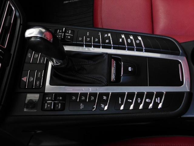 Photo of 2021 Jet Black Metallic Porsche Macan