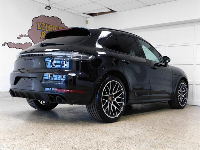 Photo of 2021 Jet Black Metallic Porsche Macan