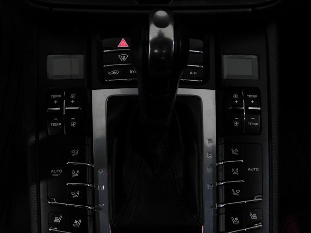 Photo of 2021 Jet Black Metallic Porsche Macan