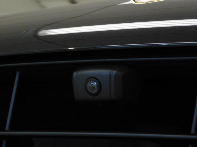 Photo of 2021 Jet Black Metallic Porsche Macan