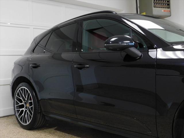 Photo of 2021 Jet Black Metallic Porsche Macan