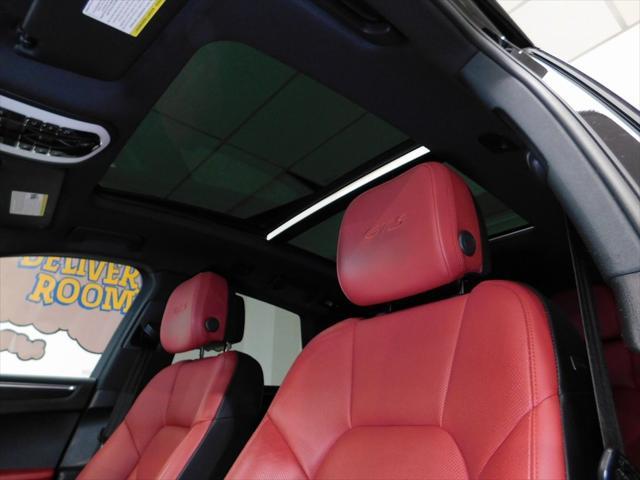 Photo of 2021 Jet Black Metallic Porsche Macan