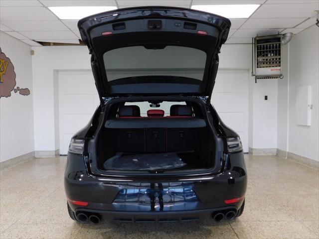 Photo of 2021 Jet Black Metallic Porsche Macan
