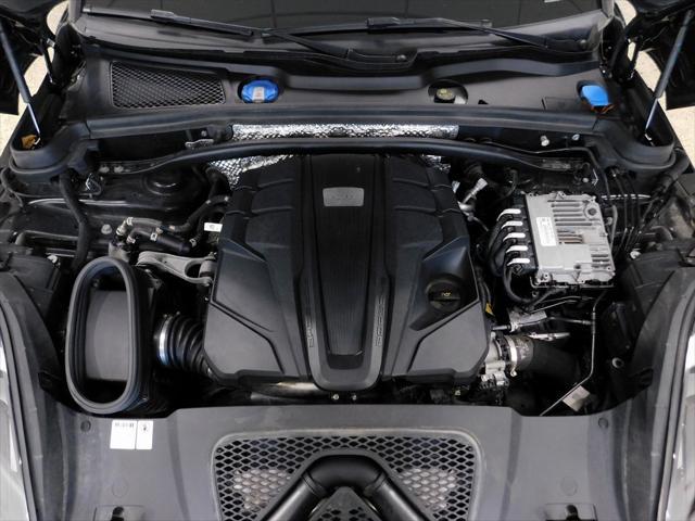 Photo of 2021 Jet Black Metallic Porsche Macan