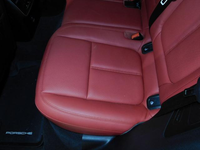 Photo of 2021 Jet Black Metallic Porsche Macan