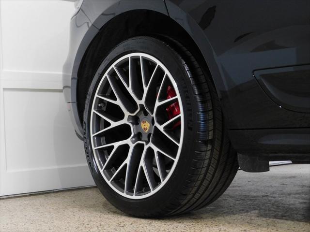 Photo of 2021 Jet Black Metallic Porsche Macan