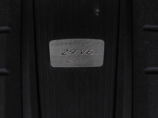 Photo of 2021 Jet Black Metallic Porsche Macan