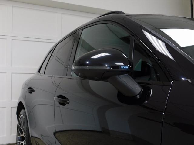 Photo of 2021 Jet Black Metallic Porsche Macan