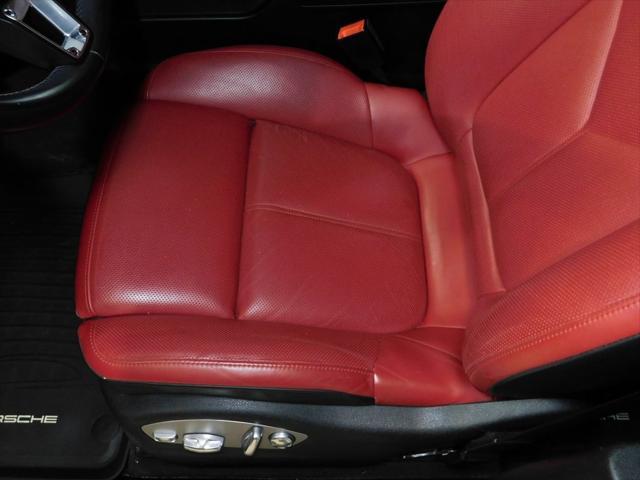 Photo of 2021 Jet Black Metallic Porsche Macan