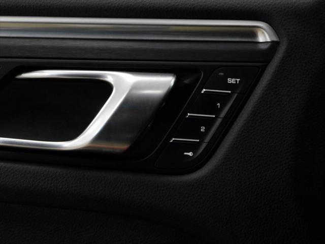 Photo of 2021 Jet Black Metallic Porsche Macan