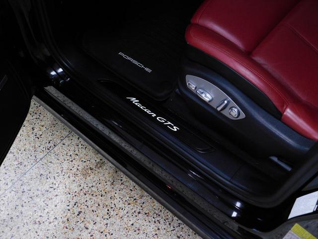 Photo of 2021 Jet Black Metallic Porsche Macan