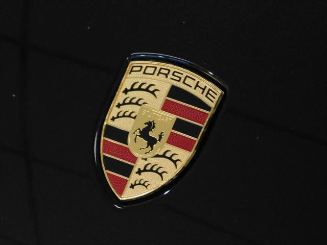 Photo of 2021 Jet Black Metallic Porsche Macan