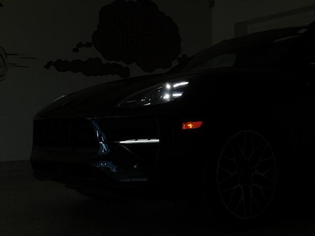 Photo of 2021 Jet Black Metallic Porsche Macan