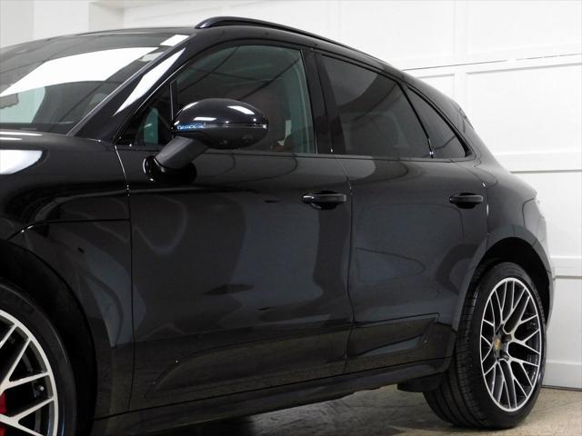Photo of 2021 Jet Black Metallic Porsche Macan