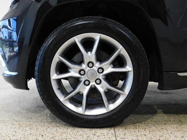 Photo of 2016 Brilliant Black Crystal Pearlcoat Jeep Grand Cherokee