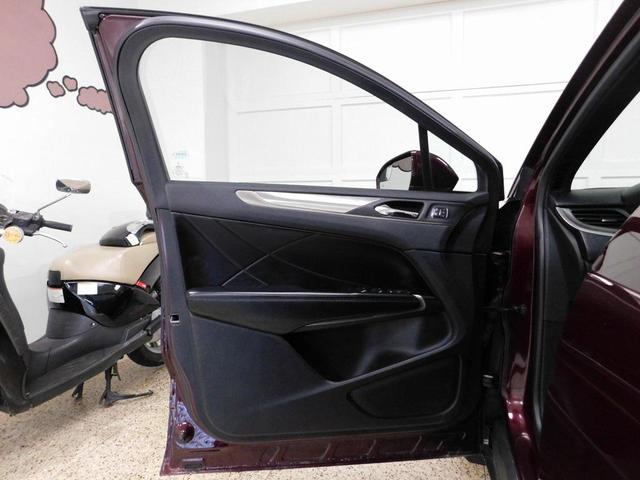 Photo of 2018 Burgundy Velvet Metallic Tinted Clearcoat Lincoln MKC