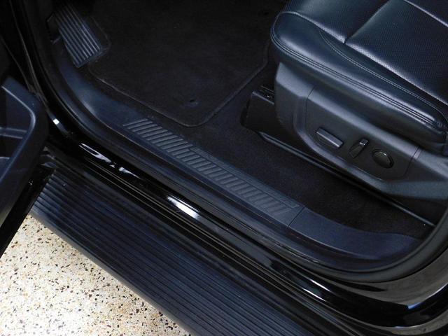Photo of 2024 Agate Black Metallic Ford Expedition