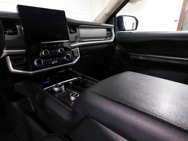 Photo of 2024 Agate Black Metallic Ford Expedition