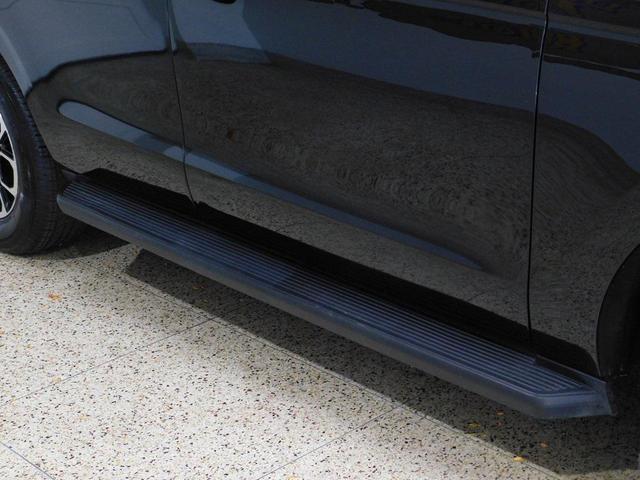 Photo of 2024 Agate Black Metallic Ford Expedition