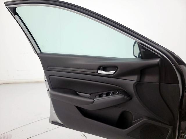 Photo of 2021 Silver Nissan Altima