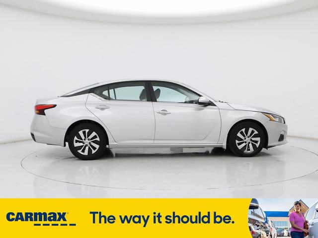 Photo of 2021 Silver Nissan Altima