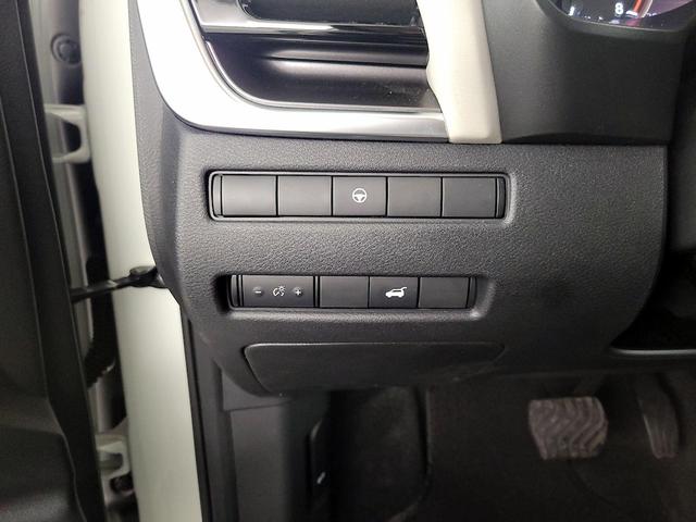 Photo of 2022 White Nissan Rogue