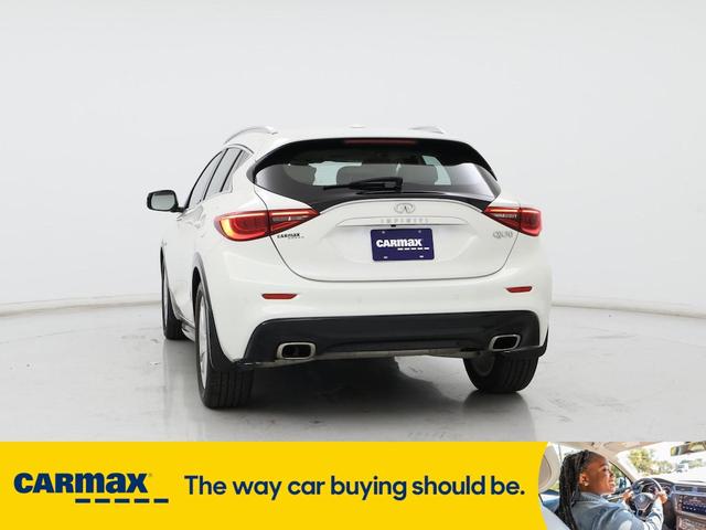 Photo of 2017 White INFINITI QX30