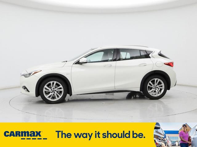 Photo of 2017 White INFINITI QX30