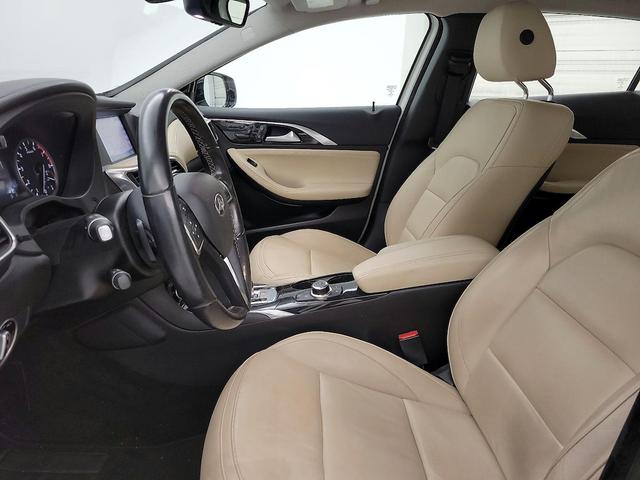 Photo of 2017 White INFINITI QX30