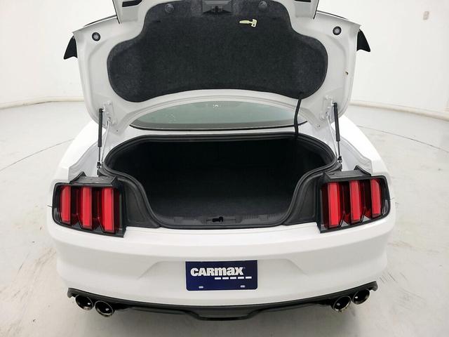 Photo of 2016 White Ford Mustang
