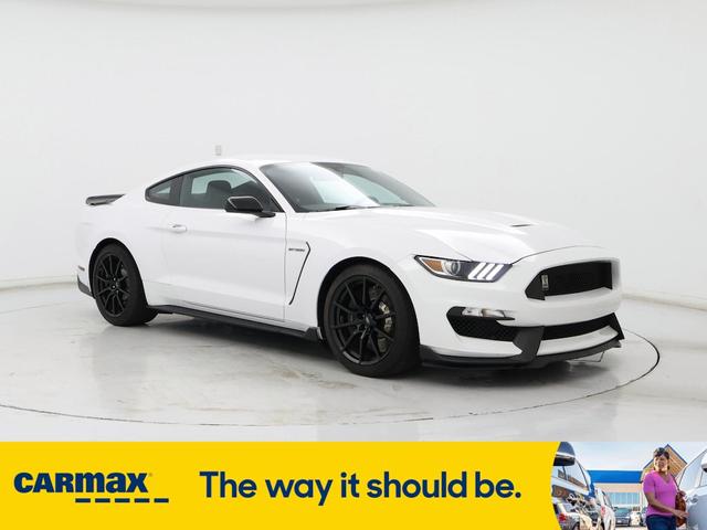 Photo of 2016 White Ford Mustang