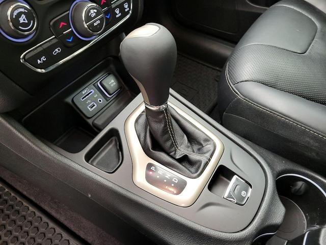 Photo of 2016 Gray Jeep Cherokee
