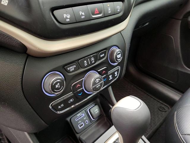Photo of 2016 Gray Jeep Cherokee