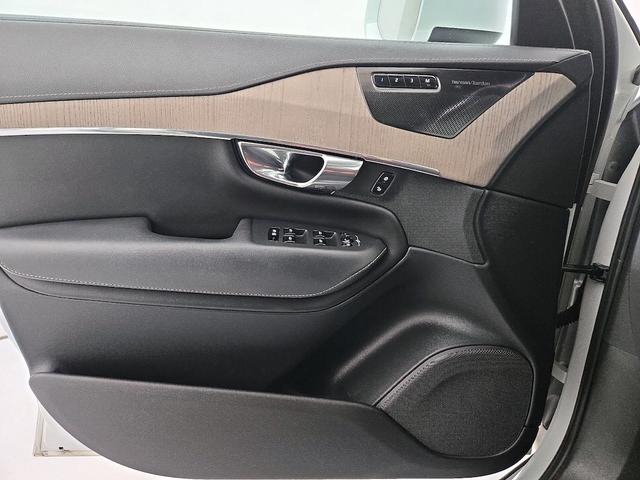 Photo of 2021 White Volvo XC90