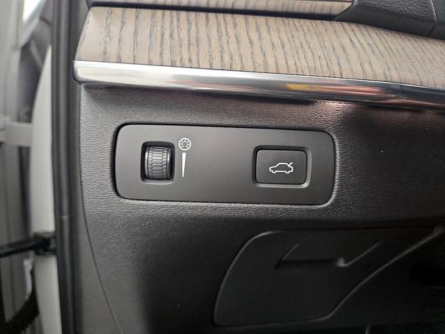 Photo of 2021 White Volvo XC90