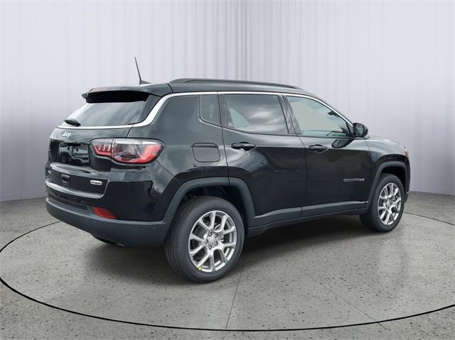 Photo of 2024 Diamond Black Crystal Pearlcoat Jeep Compass