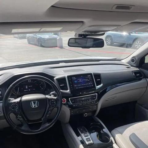 Photo of 2017 Silver Honda Pilot