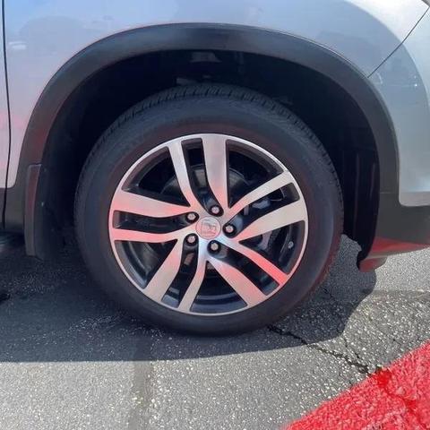 Photo of 2017 Silver Honda Pilot