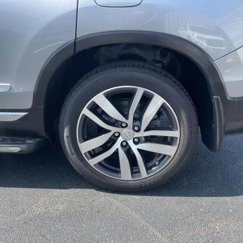 Photo of 2017 Silver Honda Pilot