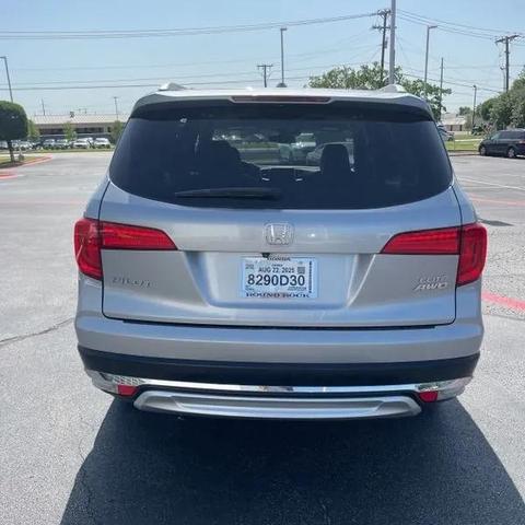 Photo of 2017 Silver Honda Pilot
