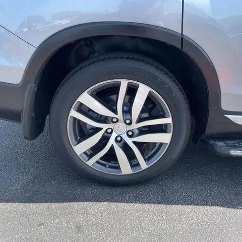 Photo of 2017 Silver Honda Pilot