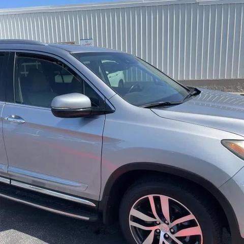 Photo of 2017 Silver Honda Pilot