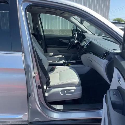 Photo of 2017 Silver Honda Pilot